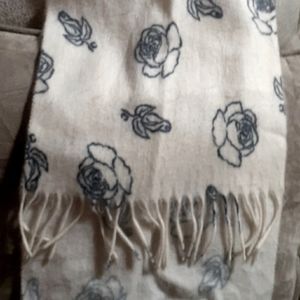 Super soft scarf with Floral print